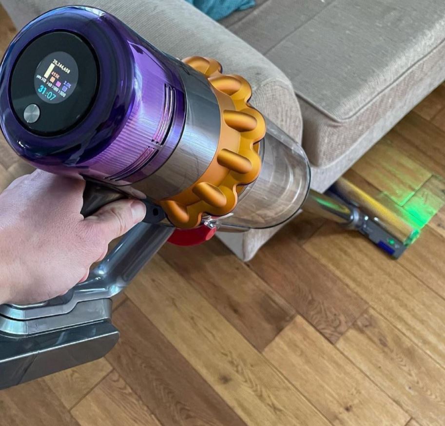 Dyson V15 vs Philips 8000: Honest Review For 2 Top Vacuums